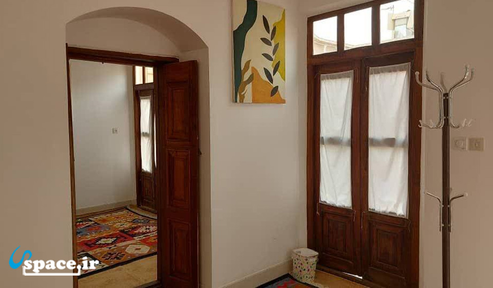 نمای داخلی اتاق دو دری اقامتگاه بوم گردی یزدمهر - یزد